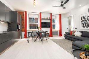 un salon avec une table et un canapé dans l'établissement Spacious and Modern City Centre Deluxe Entire Flat for business and holiday, à Pärnu