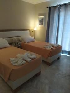 Postel nebo postele na pokoji v ubytování SUNRISE MIDTOWN LEFKADA
