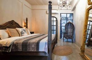 Voodi või voodid majutusasutuse Beautiful 3 Bedroom Baroque House near Asoke BTS toas