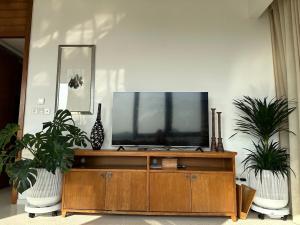 uma televisão de ecrã plano em cima de um armário de madeira em Villa seaview and apartment Da Nang Resort by JT group "Free pick up" em Da Nang