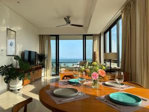 uma sala de estar com uma mesa e vista para o oceano em Villa seaview and apartment Da Nang Resort by JT group "Free pick up" em Da Nang