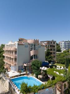 Vista arial de um hotel com piscina e edifícios em Hotel Angy em Golden Sands