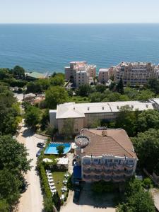 uma vista aérea de um resort com uma piscina em Hotel Angy em Golden Sands