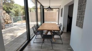 Balkon lub taras w obiekcie Casa Bahari near the beach with pool, BBQ, and lounge