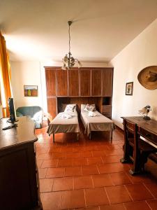 a living room with two beds and a piano at Villa Iris Suvera Chianti in Ponte A Bozzone