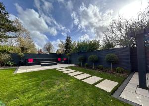 d'un jardin avec un banc dans la pelouse dans l'établissement Ascot Lodge, à Ibstock 6 autres photos