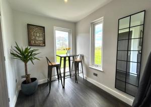 une salle à manger avec une table et des chaises et une fenêtre dans l'établissement Ascot Lodge, à Ibstock