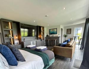 une chambre avec un grand lit et un canapé dans l'établissement Ascot Lodge, à Ibstock