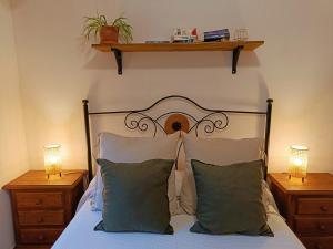 - une chambre avec un lit, 2 tables de nuit et 2 lampes dans l'établissement La Encina, à Lanjarón