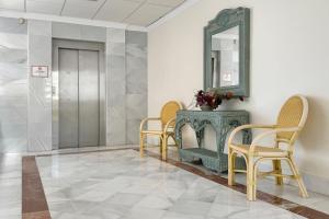 a waiting room with chairs and a mirror at Hotel Don Ignacio in San José