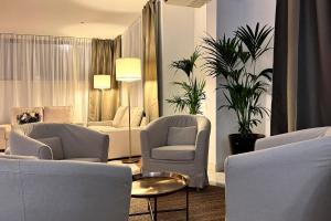a living room with two chairs and a table at Hotel Don Ignacio in San José