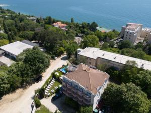 eine Draufsicht auf ein Gebäude neben dem Wasser in der Unterkunft Hotel Angy in Goldstrand