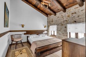 Postel nebo postele na pokoji v ubytování Hotel Bohem Berat
