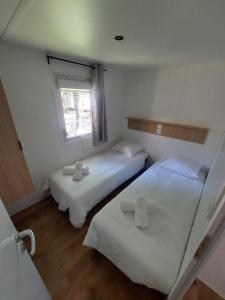 Postel nebo postele na pokoji v ubytování Charmant Mobil Home Camping Siblu + 25 fotografií
