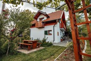 una casa con una mesa de picnic en el patio en Cozy family place 'Hiša Grozdek' - Gruškovec 40A en Gruškovec