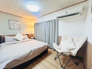 Cama ou camas em um quarto em 天下茶屋駅5分、専用庭付き平屋—KIK Iハウス