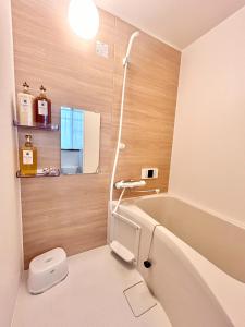 Um banheiro em 天下茶屋駅5分、専用庭付き平屋—KIK Iハウス mais 25 fotos