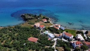 una vista aerea di una casa su un'isola nell'oceano di Villa Estia ad Alikanás