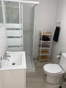łazienka z prysznicem, toaletą i umywalką w obiekcie SUNNY DAY Deluxe 1 w mieście La Playa de Arguineguín +37 zdjęć