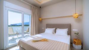 A bed or beds in a room at Fata Morgana Studios & Apartments