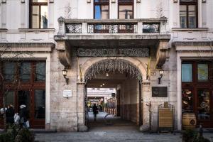 an entrance to a building with a balcony on top at Laura apartment in Budapest