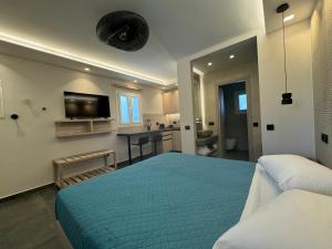 um quarto com uma cama azul e uma casa de banho em Casa di Angela em Míconos