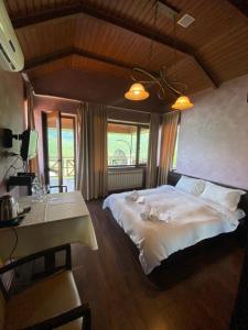 Letto o letti in una camera di Hotel Ananuri