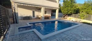 Bazén v ubytování Holiday Home Petra nebo v jeho okolí