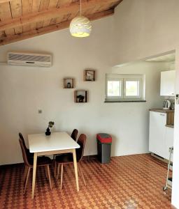 cocina y comedor con mesa y sillas en Apartment Tulip en Premantura