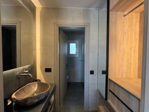 uma casa de banho com um lavatório e um espelho em Casa di Angela em Míconos