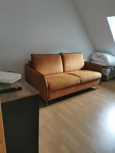 Sofá marrón en la sala de estar en Mirabeau en Le Mont-Dore