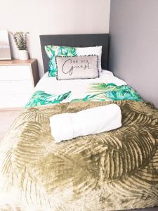 a bed with a comforter and a pillow on it at CLARK PROPERTY ESTATES - Southend - 3 Bedrooms - 5 Beds - Garden - Business & Leisure - Long or Short Term Enquire Today! - Sleeps 8 inc sofa beds! in Southend-on-Sea +19 photos