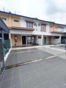 an empty parking lot in front of a building at Homestay Banting Selangor in Banting