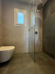 y baño con ducha, bañera y aseo. en Casa di Angela en Mykonos ciudad