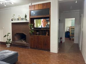 uma televisão numa sala de estar com lareira em By the Old Swing em Baguio