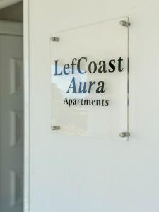 un cartello su una porta che legge gli appartamenti sulla costa dell'Arizona di LefCoast AURA Apartments a Tragasiá