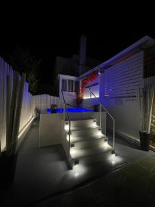 uma escada com luzes ao lado de uma casa à noite em Zoumis Residence em Naousa