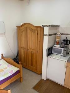 eine kleine Küche mit einer Mikrowelle und einem Kühlschrank in der Unterkunft Zimmervermietung Ausspannen bei Fam Pertiller in Breese