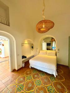 um quarto com uma cama e um espelho grande em Villa Mary Suites em Positano