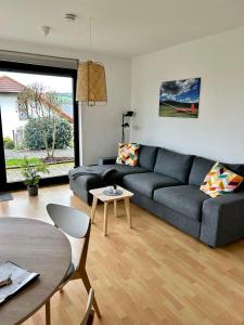 sala de estar con sofá y mesa en Ferienwohnung Stengel, en Schotten