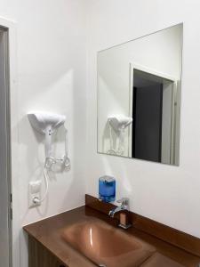 een badkamer met een wastafel en een spiegel bij Hotel Linzer City in Linz