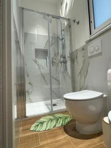 une salle de bain avec douche et toilettes dans l'établissement City Room, à Palerme