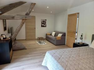 Χώρος καθιστικού στο La Bergerie de Chantemille - Chambre d'hôtes les Dahlias - jacuzzi, piscine +17 φωτογραφίες