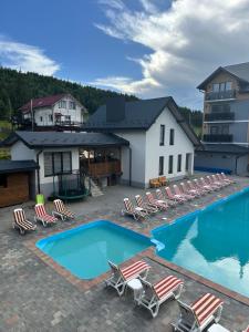 バコヴェルにあるHOTEL & SPA Zatyshnyi Dvirの大きなスイミングプール(ラウンジチェア付) +214枚の写真