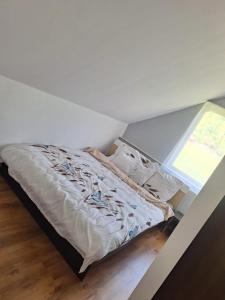 a bed in a room with a window at Casa de vacanta Bulz in Bulz