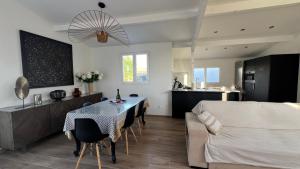 Postel nebo postele na pokoji v ubytování Villa Altea- Lido Marana - piscine privée exclusive - plage à pied - 3 bedrooms house - private swimming pool - beach access on foot