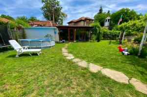 Κήπος έξω από το Guest House Devetaki