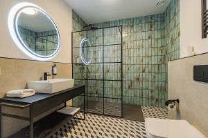 un baño con lavabo y espejo en Apartamenty Lalka by ShortStayPoland, en Lublin