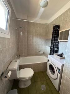 a bathroom with a toilet and a washing machine at Los Angeles in Los Cristianos
