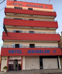 um hotel jeremalen é visto na lateral de um edifício em Hotel Jerusalém 2 em Goiânia